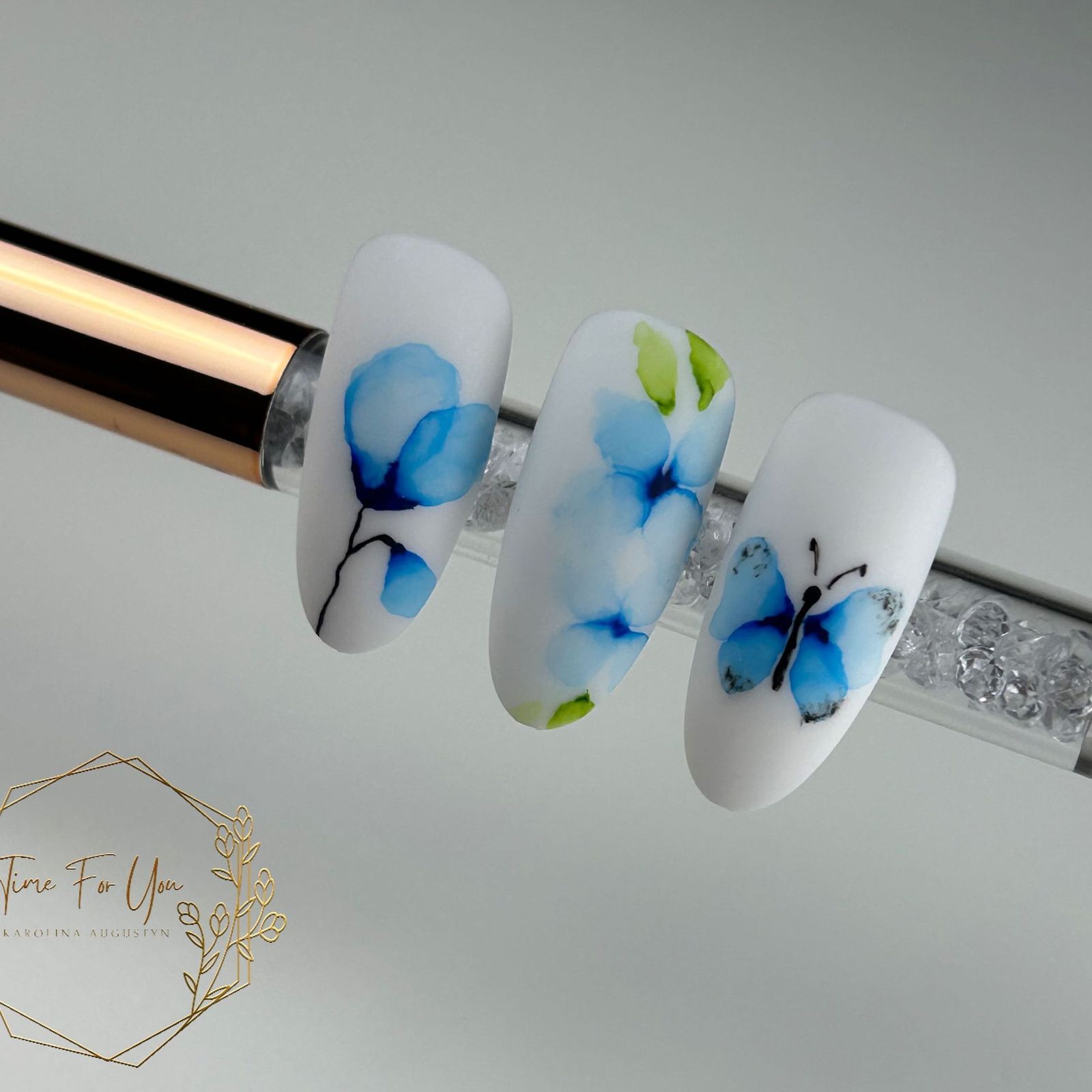 Nageltips met aquarel vlinders in blauw