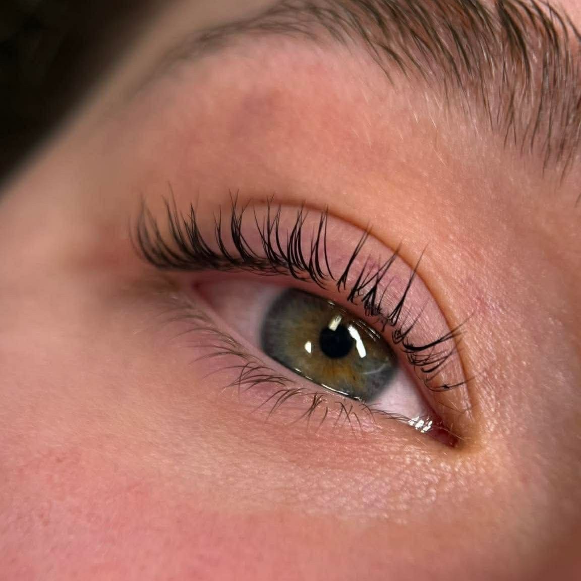 Close-up van gelifte en gekleurde wimpers