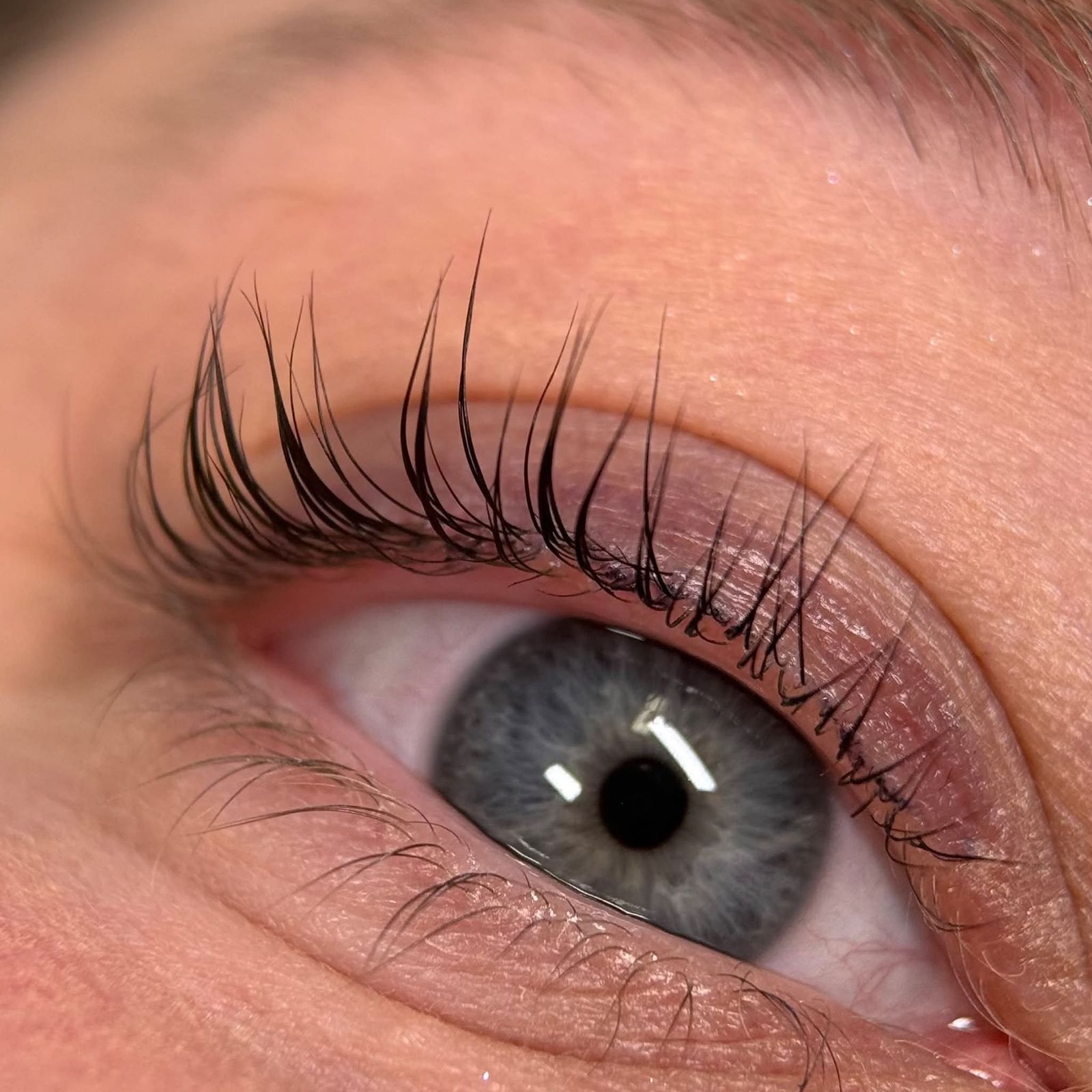 Wimpers na een lash lift, van dichtbij