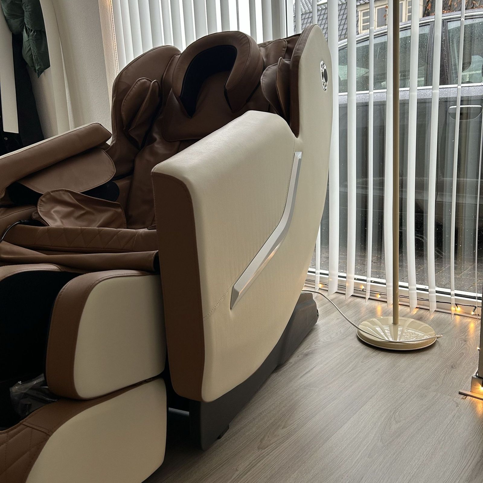 De relaxstoel met massagefunctie in de salon