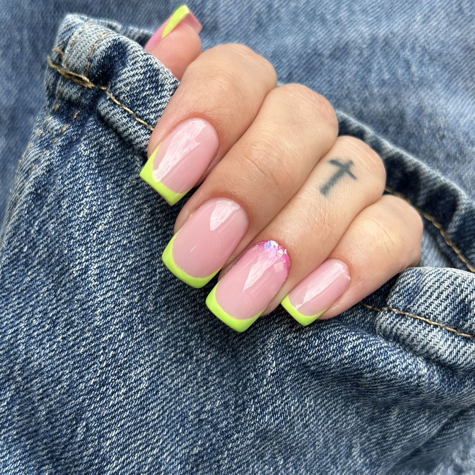 Neongele french op nude nagels