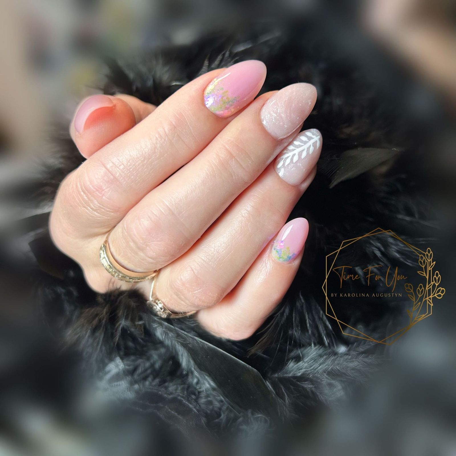 Pastelnagels met blaadjes als nail art