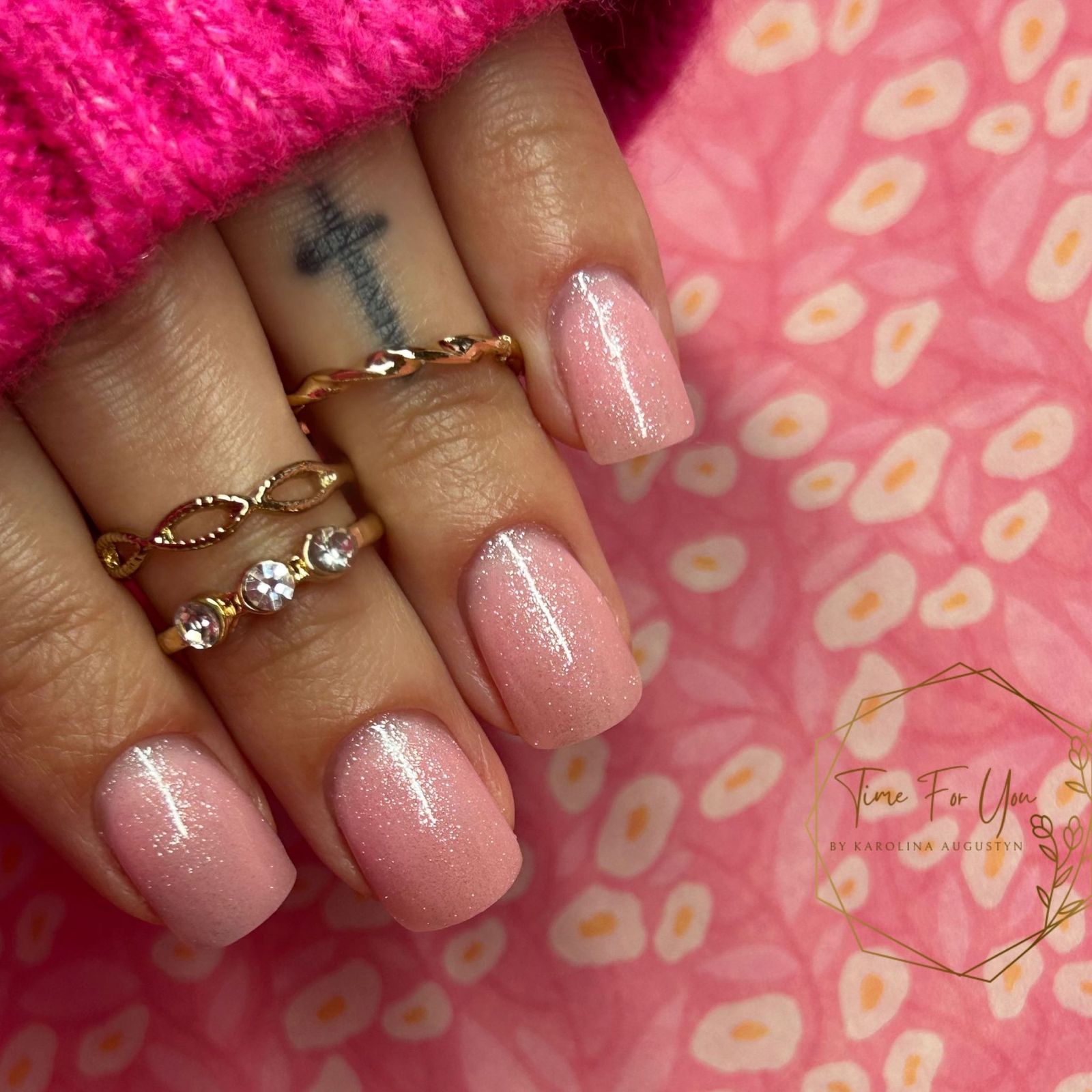 Roze glitternagels met ringen