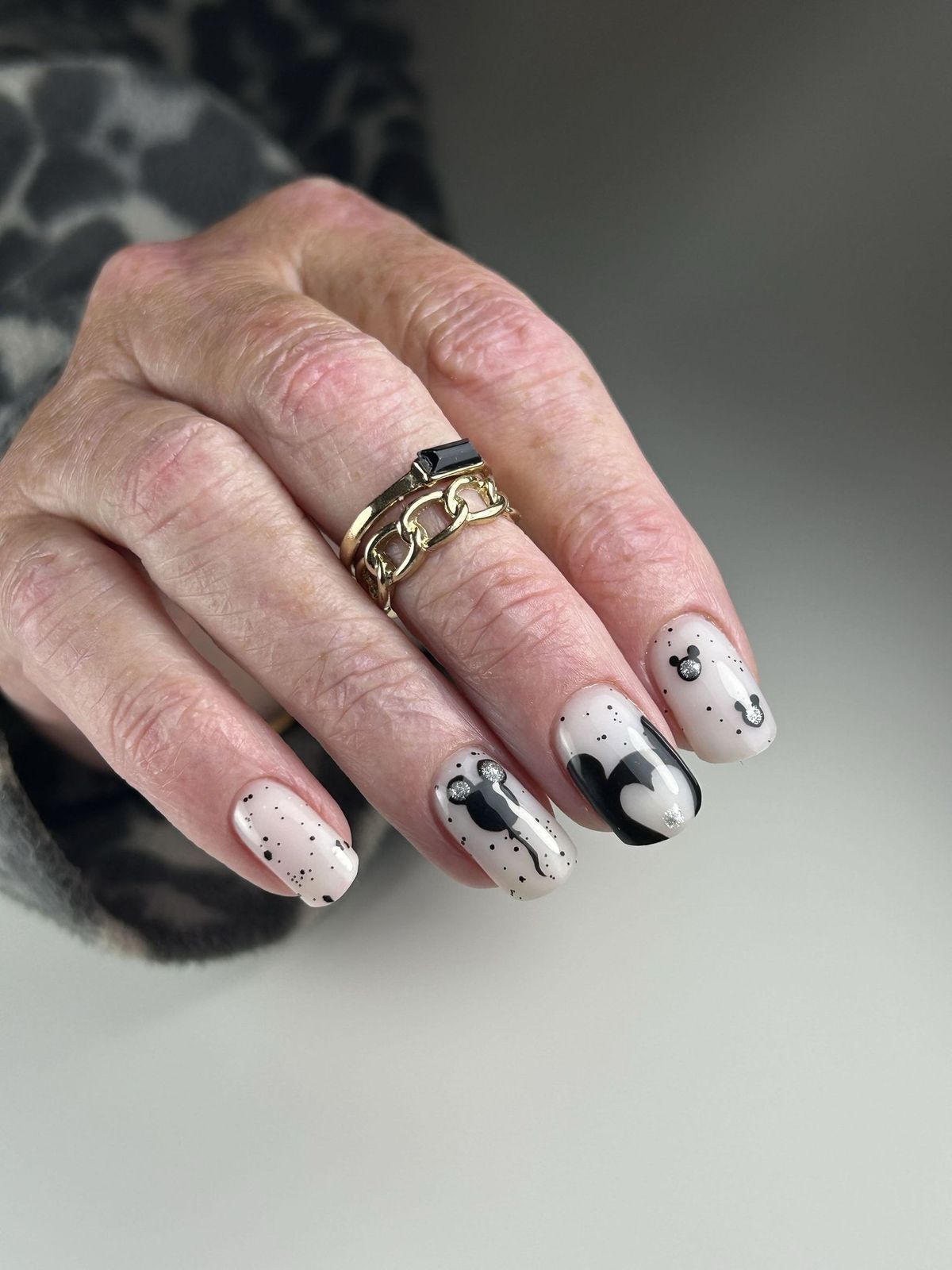Nagels met zwart-witte nail art