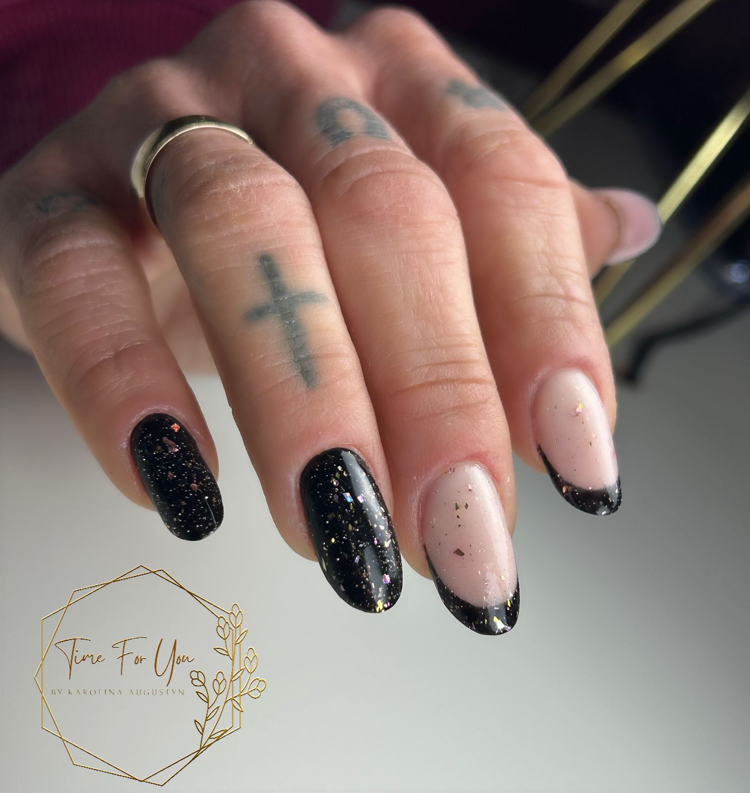 Zwarte glitternagels gecombineerd met nude french