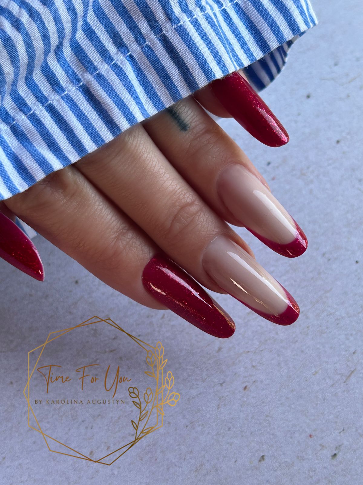Lange amandelvormige nagels in dieprood en nude